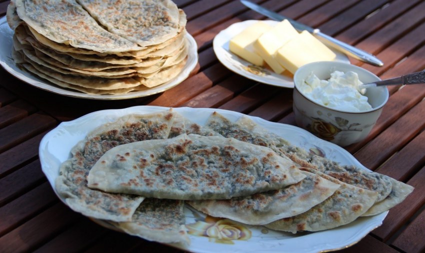 Пресные лепешки на камнях