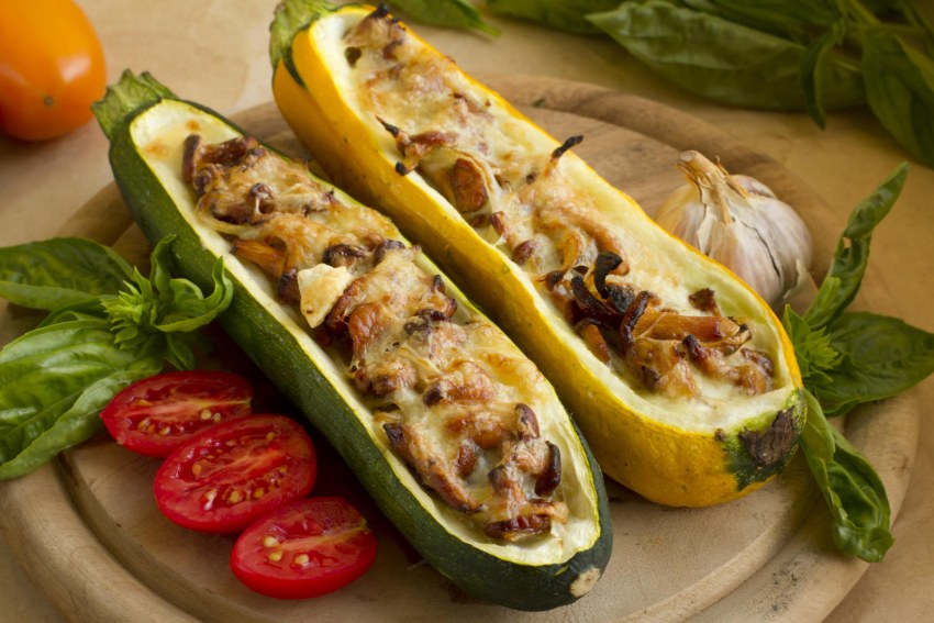 Кабачок фаршированный мясом и сырлм