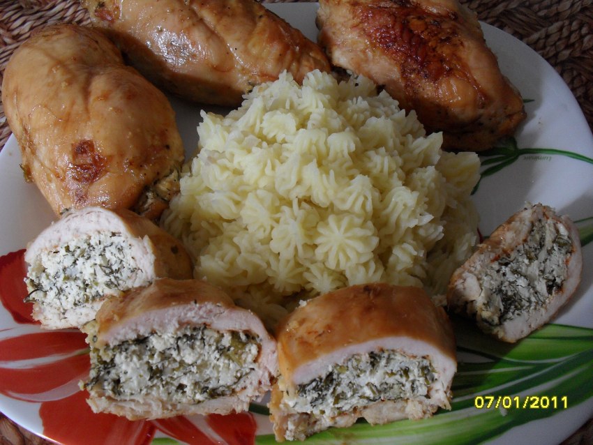 Куриные рулетики с творогом и зеленью