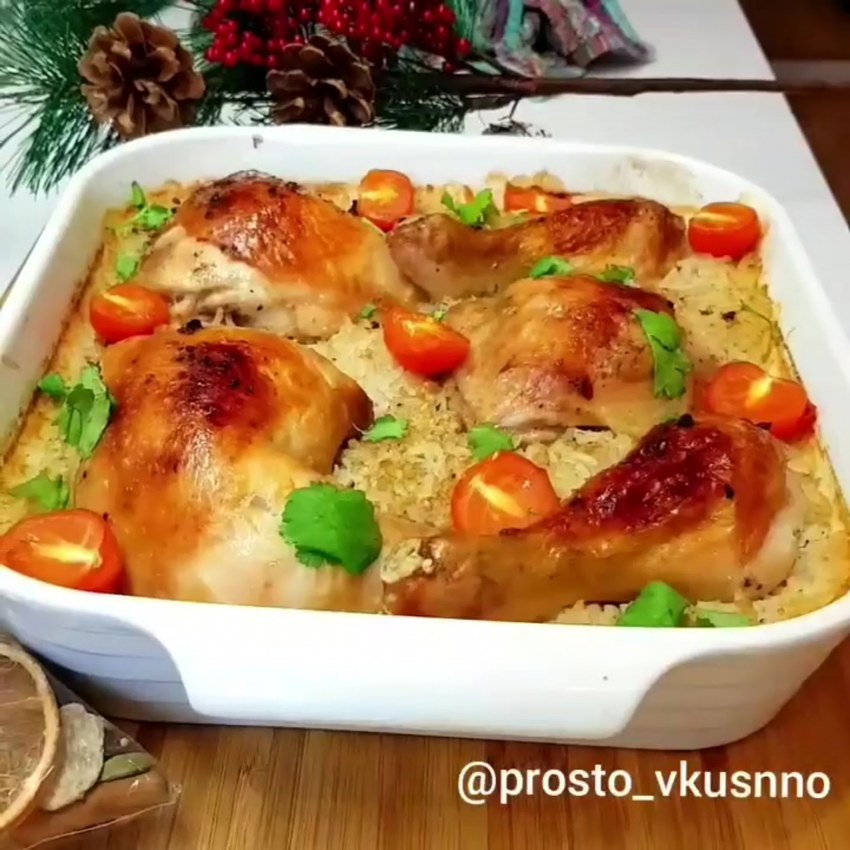 Пицца курица и кусочки помидоры