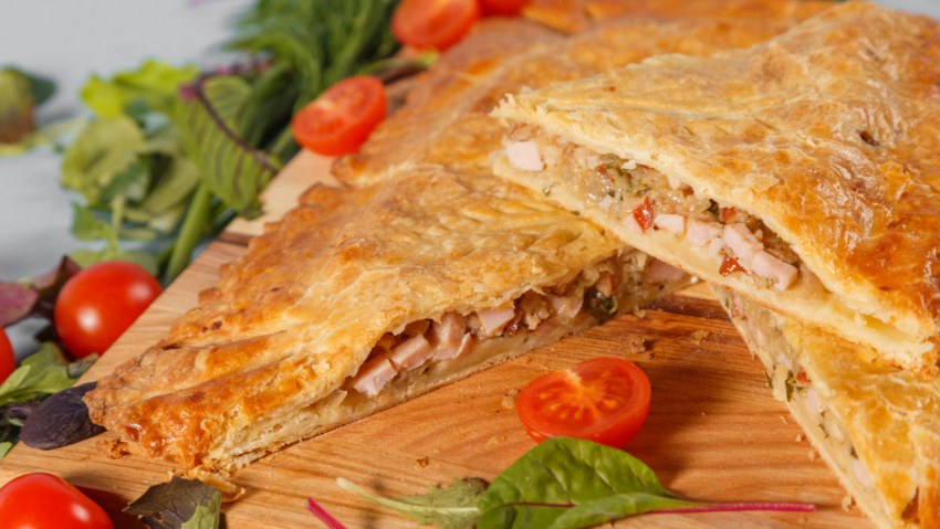 Курица с овощами в тесте