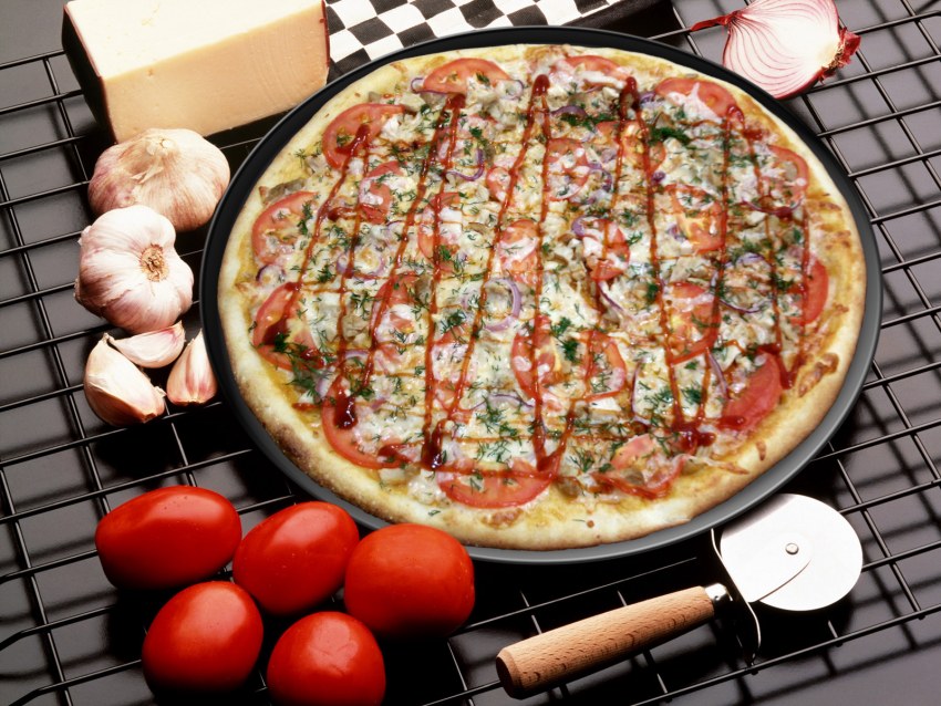Куриная отбивная с помидором и сыром