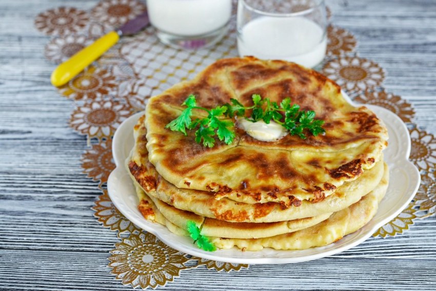 Лепешки с сыром и зеленью на сковороде