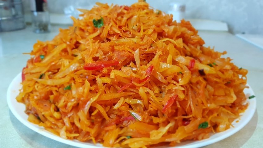 Капуста обжаренная с луком и яйцом