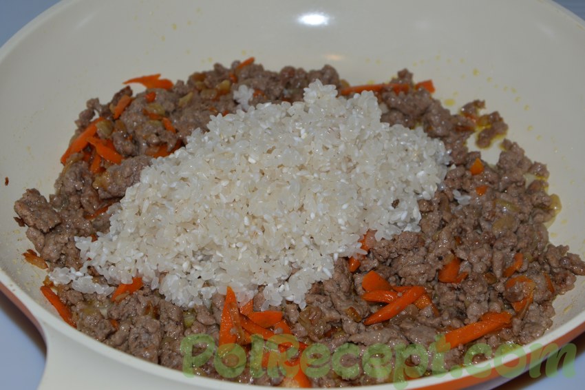 Жареный рис с фаршем и овощами
