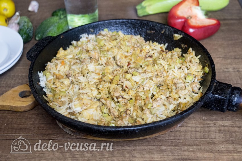 Рис с овощами на сковороде