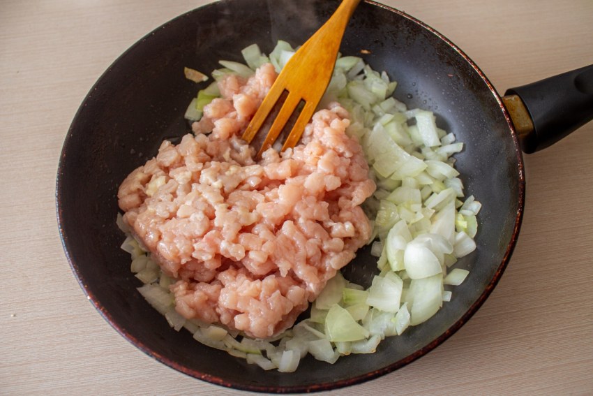 Рис с сосисками и овощами