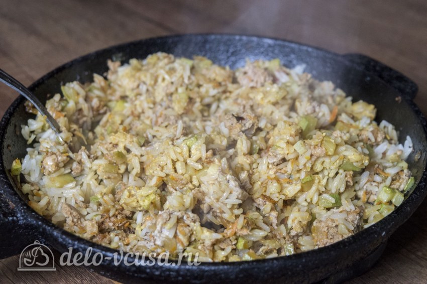 Кабачки с фаршем и рисом на сковороде