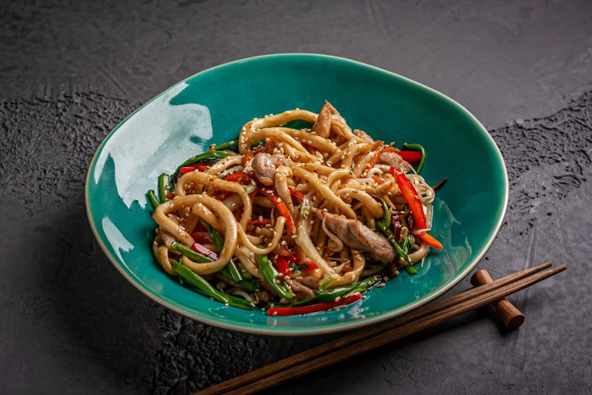 Wok удон сливочный лосось