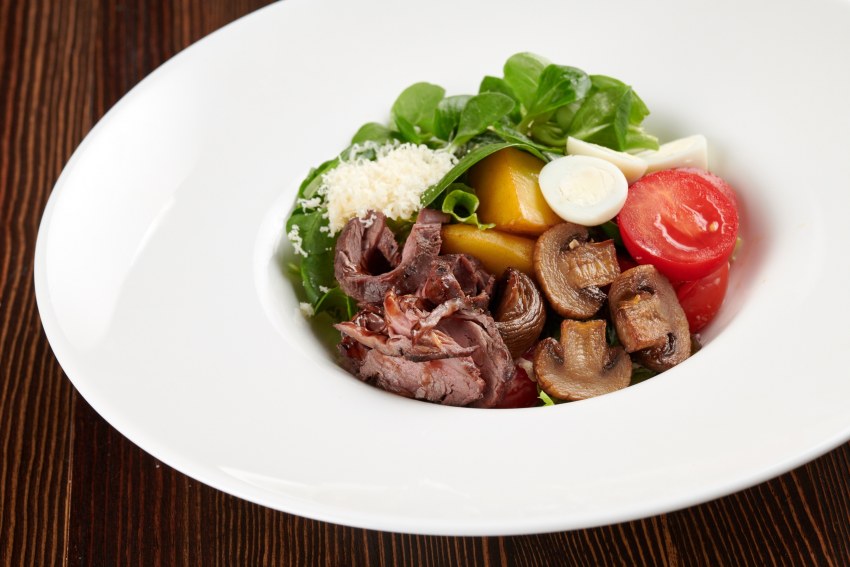 Салат с ростбифом и овощами