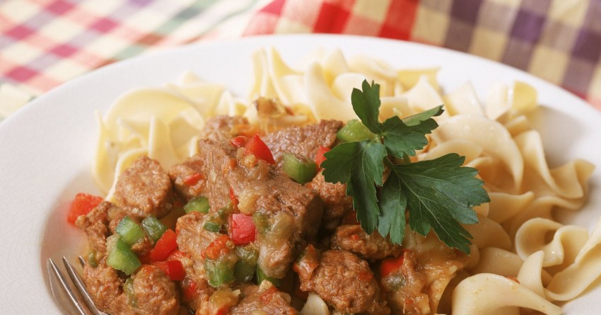 Гуляш из говядины с макаронами
