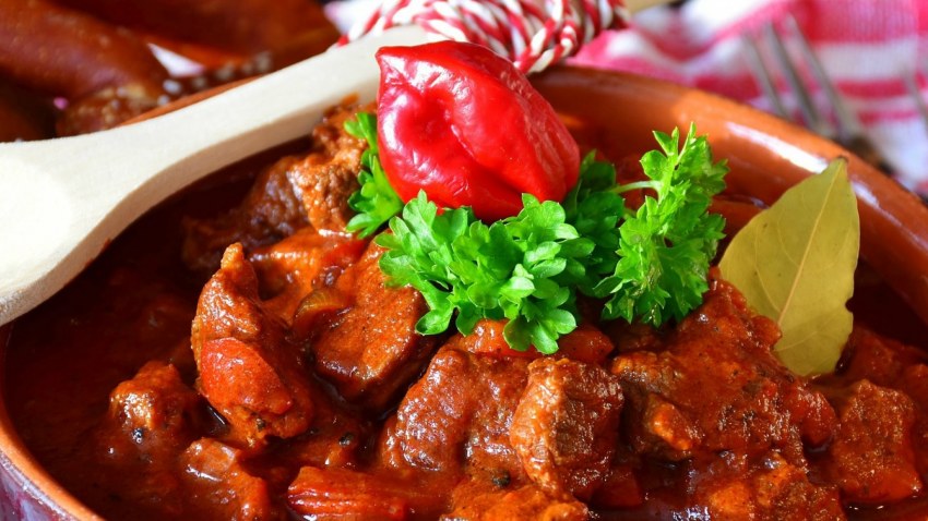 Гуляш из говядины с картошкой
