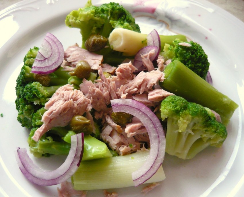 Салат из брокколи с тунцом