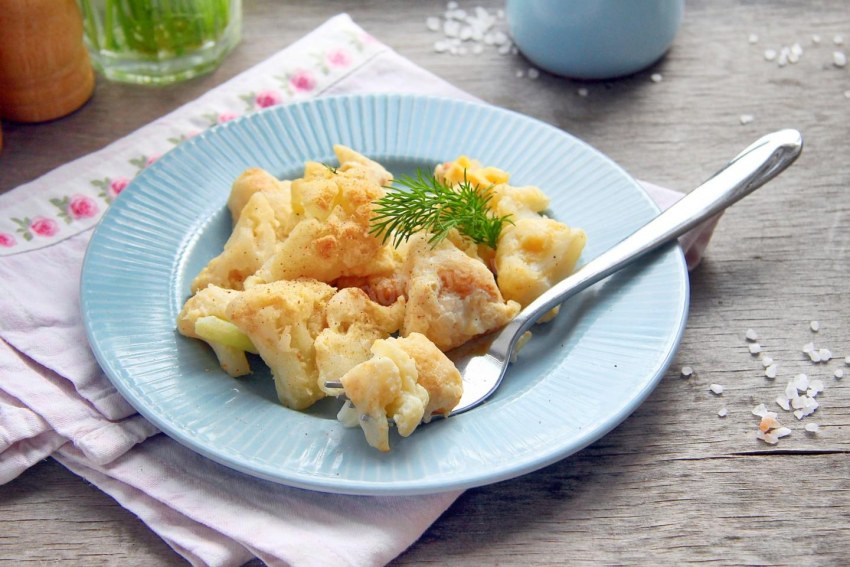Курица жареная с цветной капустой на сковороде