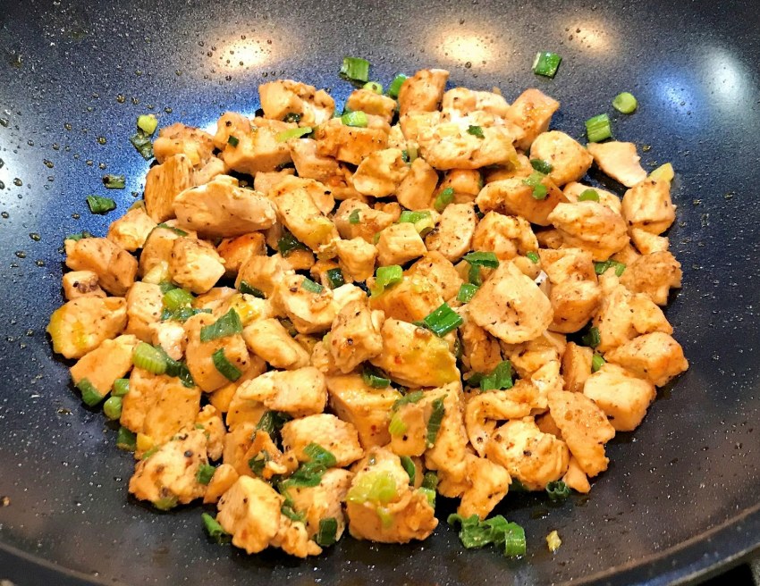 Куриное филе с цветной капустой на сковороде