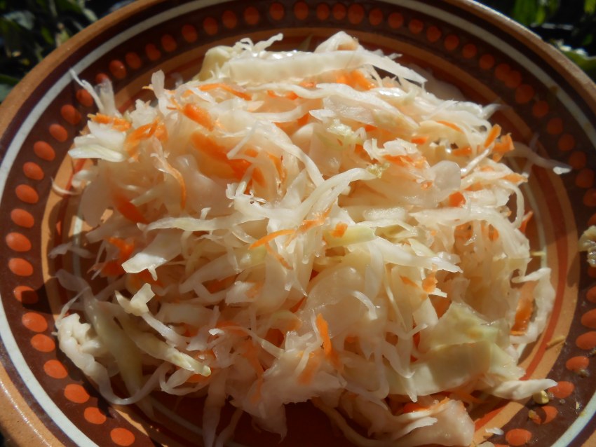 Витаминный салат с квашеной капустой