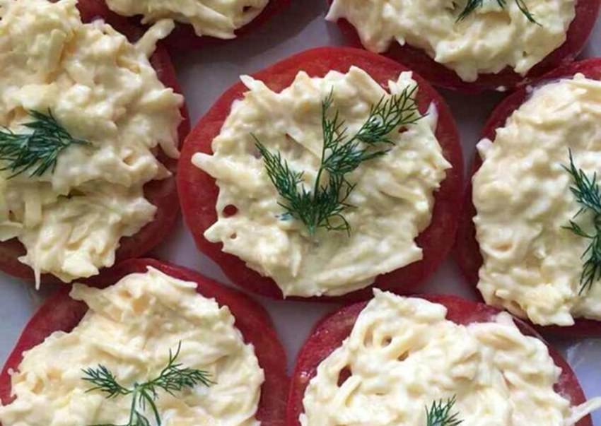 Закуска помидоры с сыром и чесноком