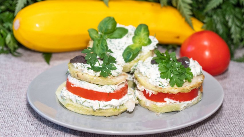 Закуска из баклажанов с помидорами и чесноком и сыром в духовке