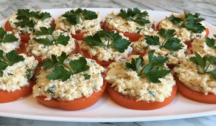 Помидоры с сыром и чесноком