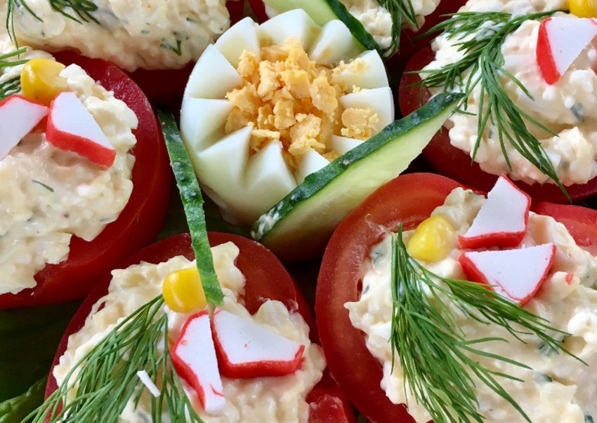 Помидоры с сыром и чесноком и майонезом