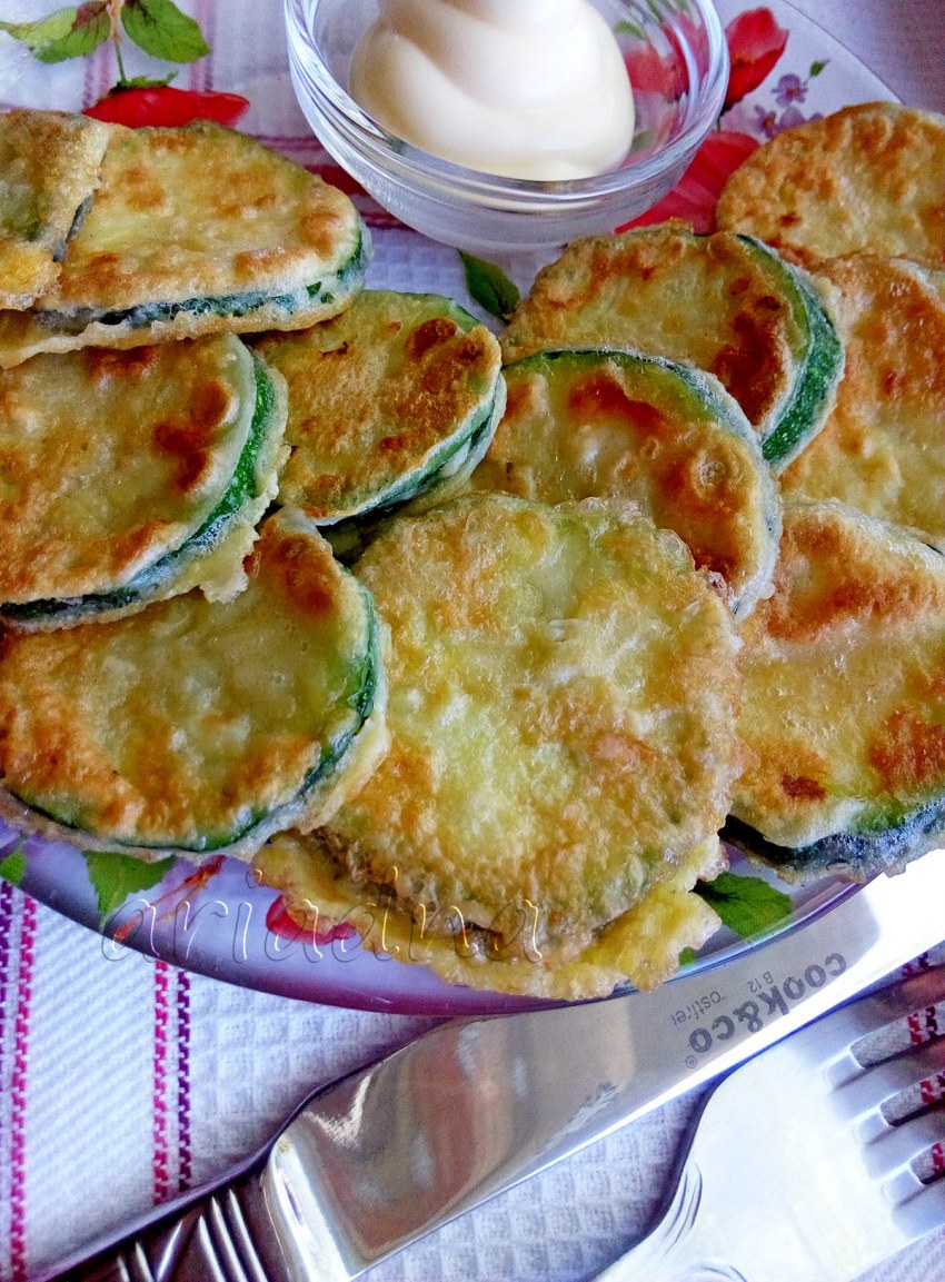 Кабачки в кляре на сковороде с чесноком и сыром