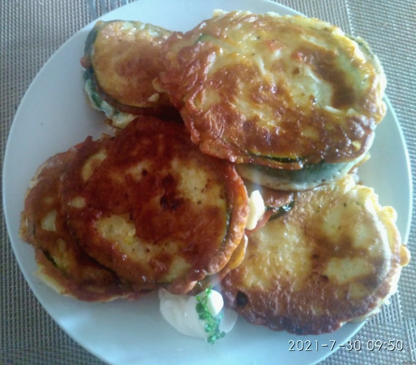 Кабачки в кляре на сковороде с чесноком и сыром