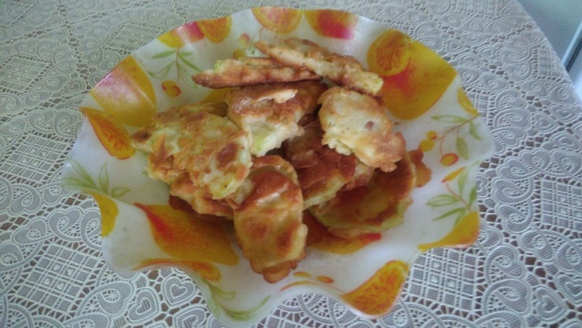 Кабачки в кляре на сковороде с чесноком