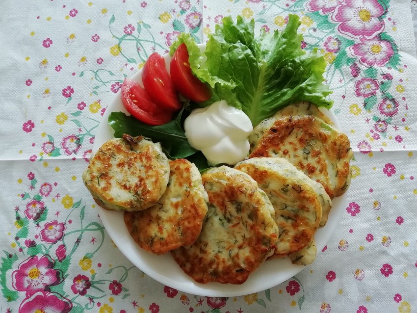 Жареные кабачки кружочками на сковороде с чесноком в кляре
