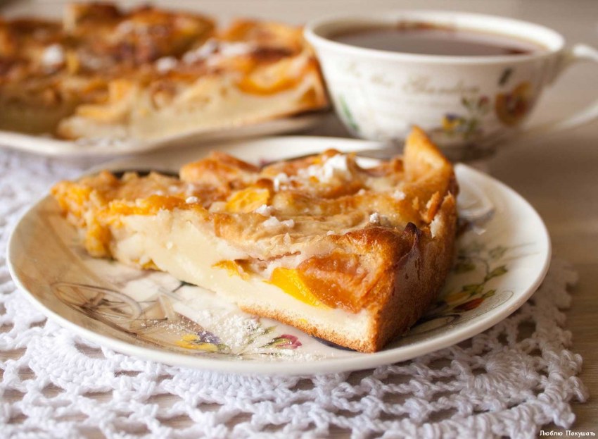 Шарлотка с персиками