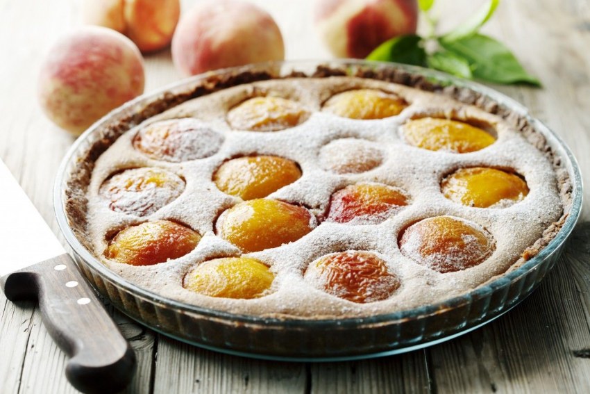 Пирог с творогом и персиками