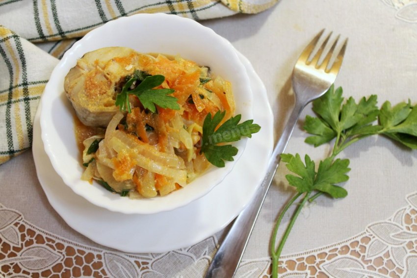 Минтай тушеный в сметане с луком и морковью