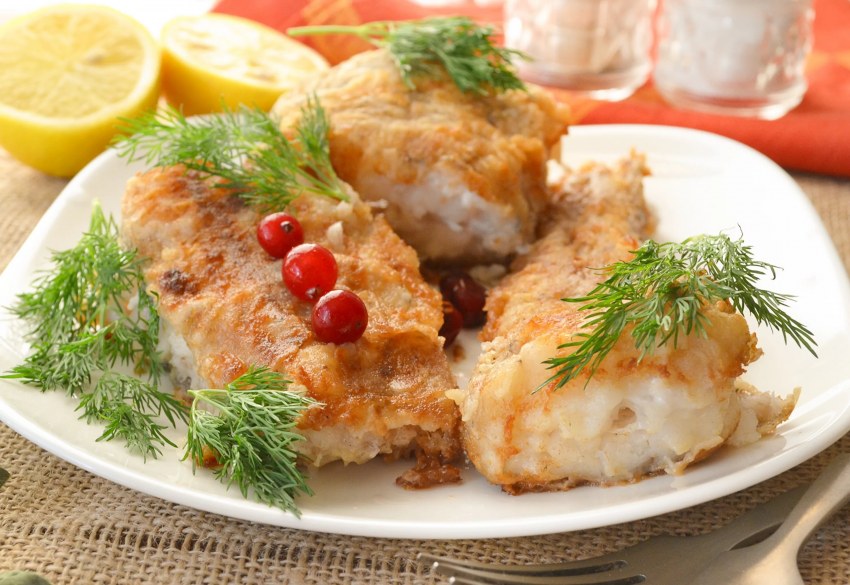 Минтай тушеный с овощами на сковороде