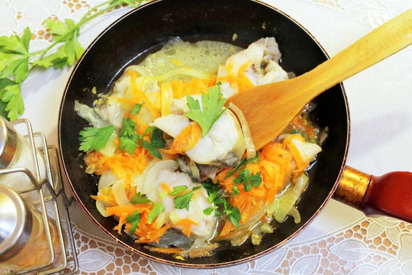 Минтай тушеный с морковью и луком
