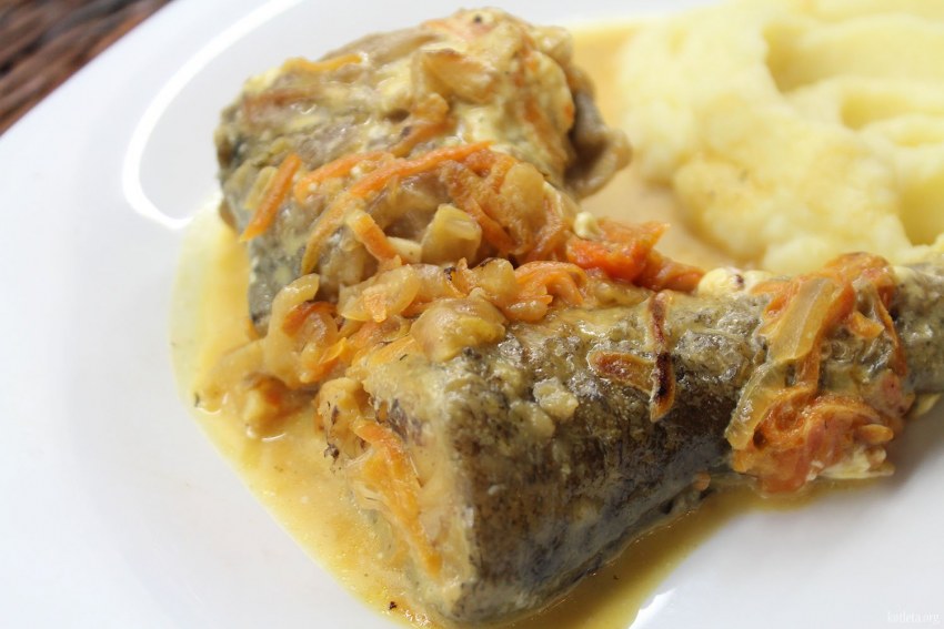 Минтай тушеный с овощами