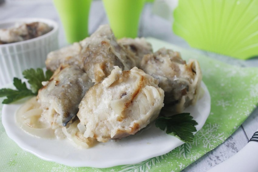 Хек тушеный с морковью и луком в томате