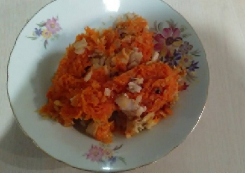 Минтай тушеный с морковью и луком