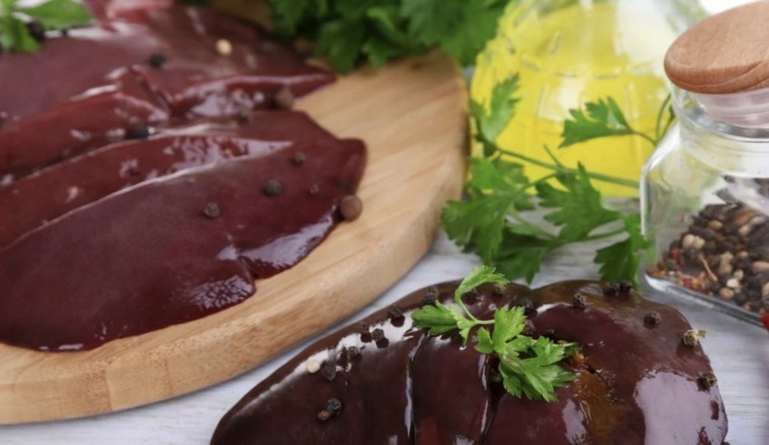 Салат из печени с солеными огурцами