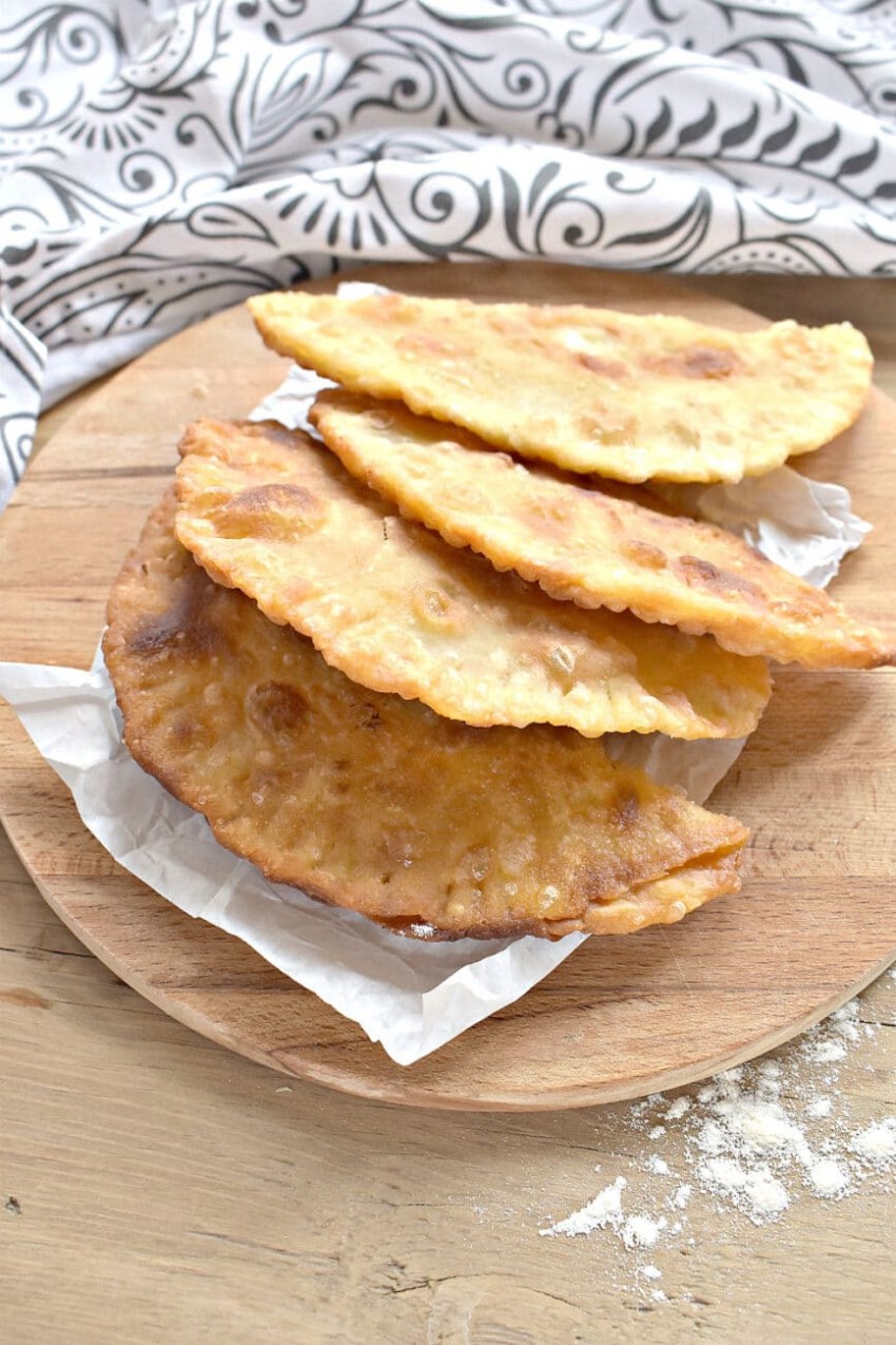 Разделенное тесто на кусочки