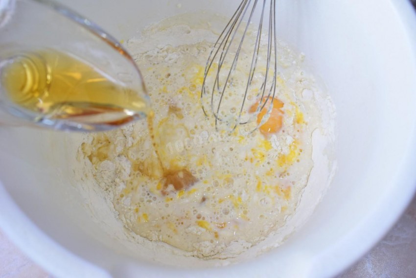 Масло с молоком смешать