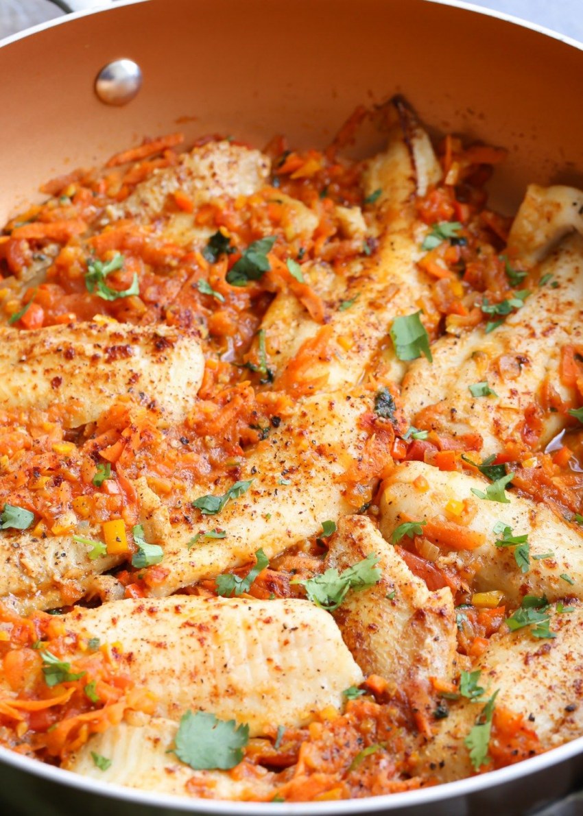 Камбала тушеная с овощами