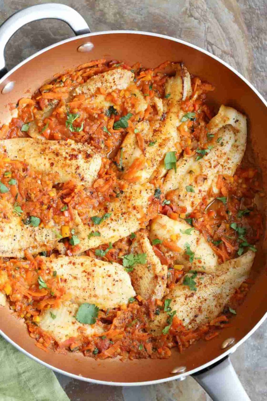Камбала тушеная с овощами