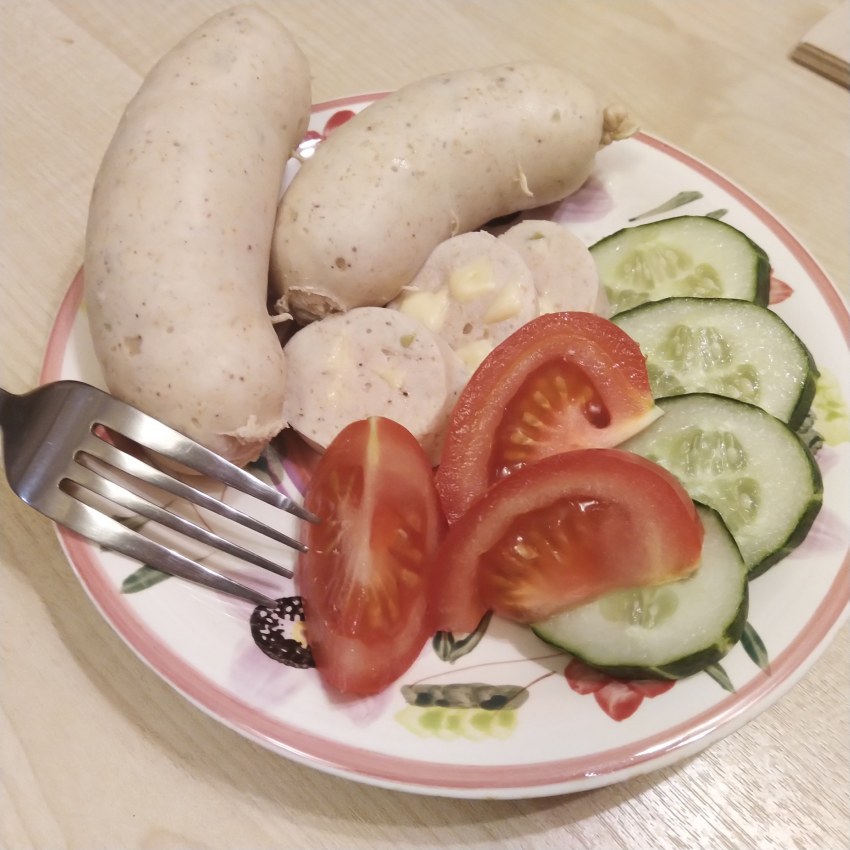 Куриные сосиски с овощами