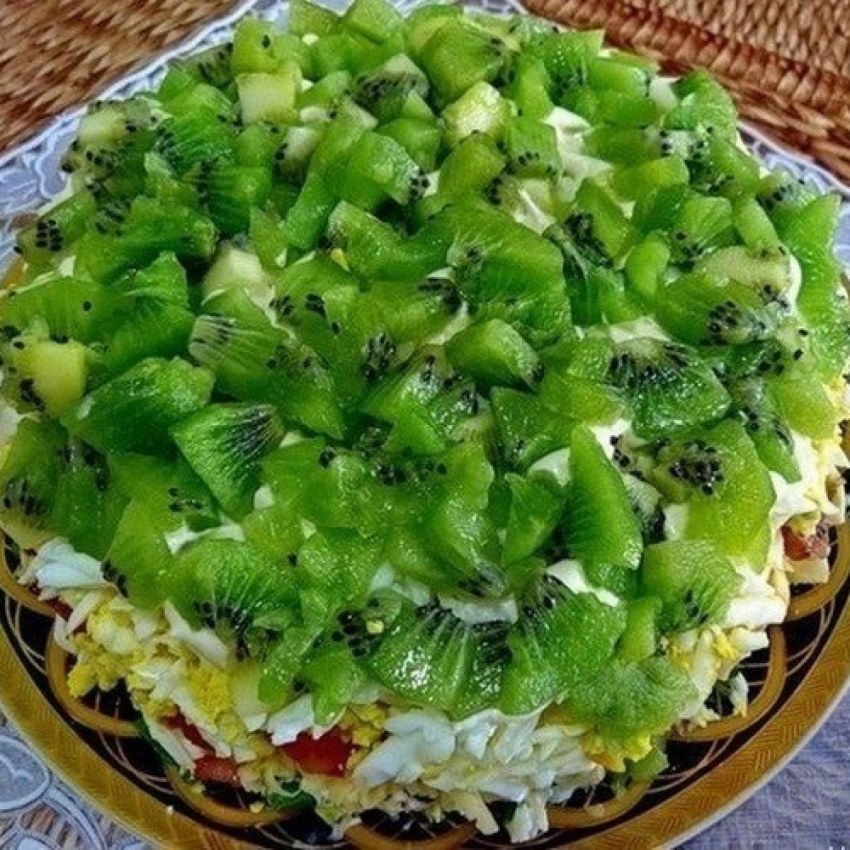 Салат с киви и курицей