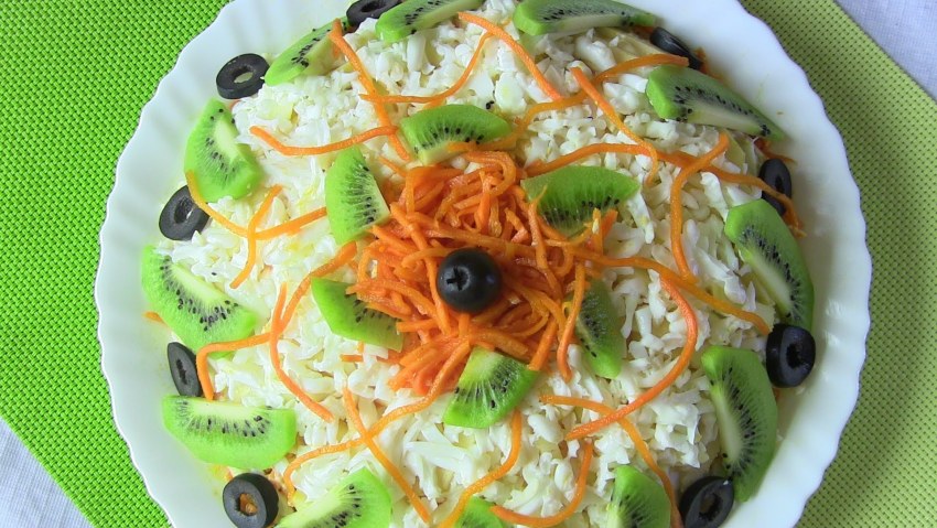 Изумрудный салат с киви и курицей