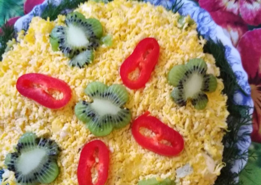 Салат изумрудный браслет с киви и курицей