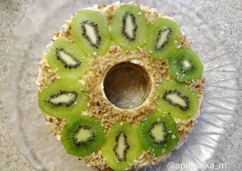 Изумрудный салат с киви и курицей