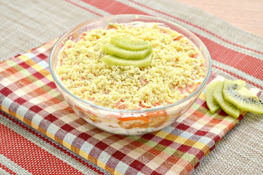 Салат с киви и корейской морковкой и курицей