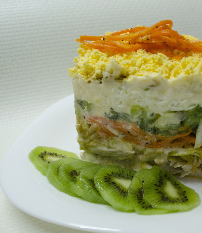 Салат с киви и корейской морковкой и курицей