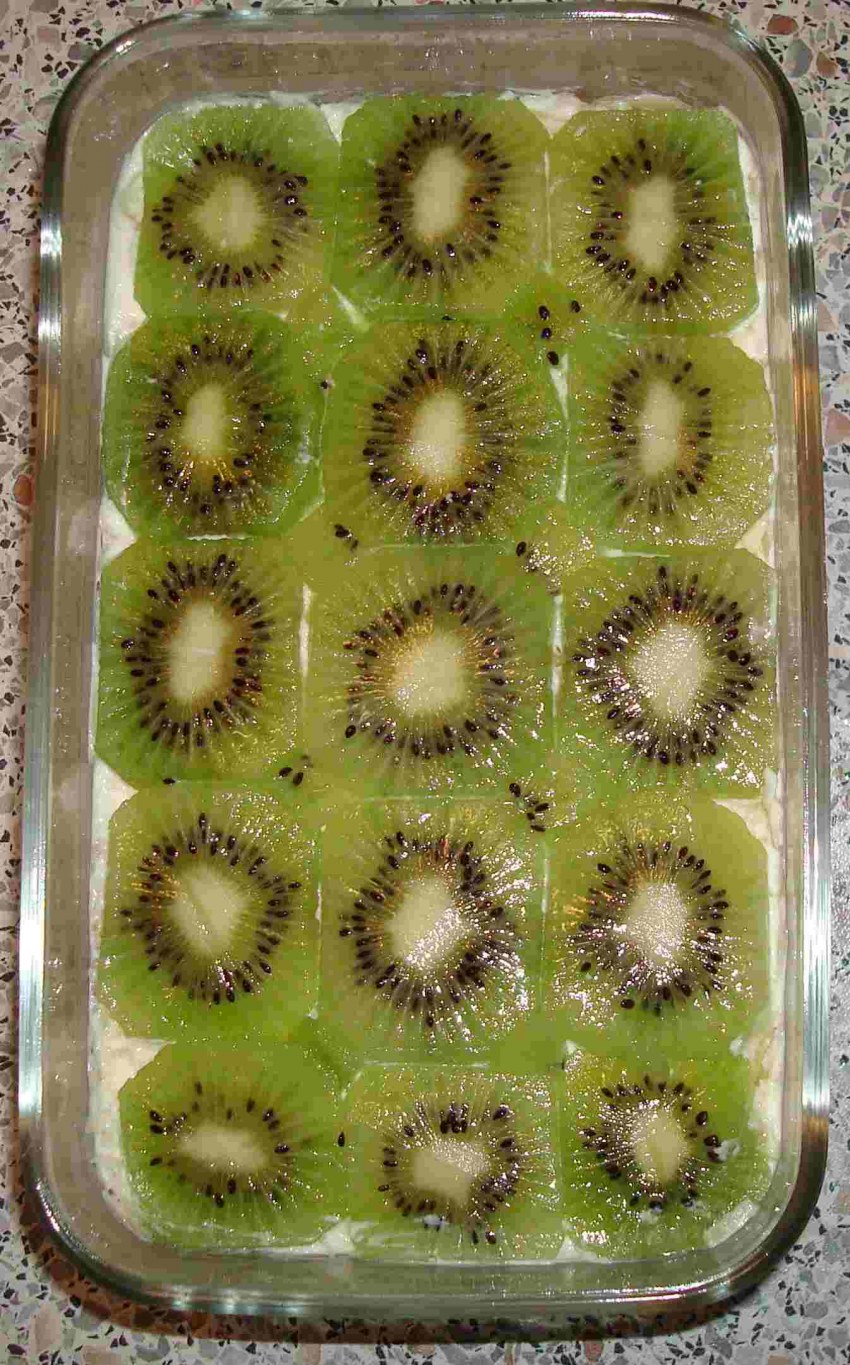 Изумрудный салат с киви и курицей