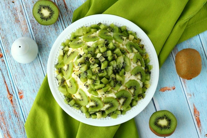 Салат с киви и курицей и корейской